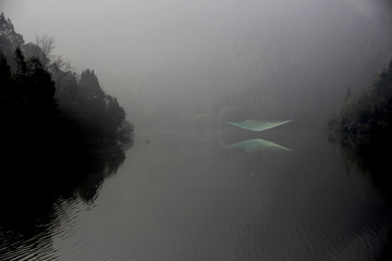 浓雾中的大角湖