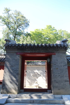 大觉寺青砖红木门