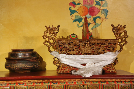 西藏民居用品雕龙佛龛