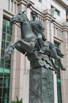铜雕骑马的邮差