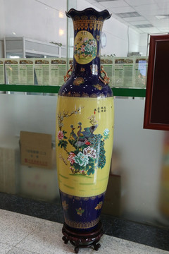 蓝地孔雀图案大型瓷瓶