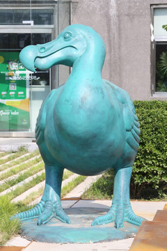 绿色巨喙鸟雕像