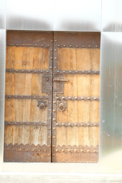 铁皮包裹的老木门