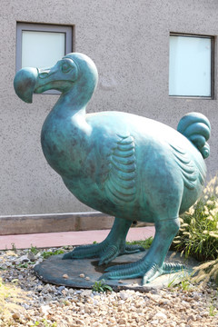 巨型型喙鸭铜雕像