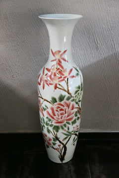 白地牡丹丹花瓷瓶