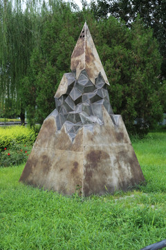 三角形创意雕塑