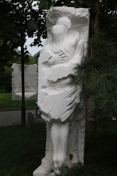 拥抱中男女相爱他乡创意石雕像