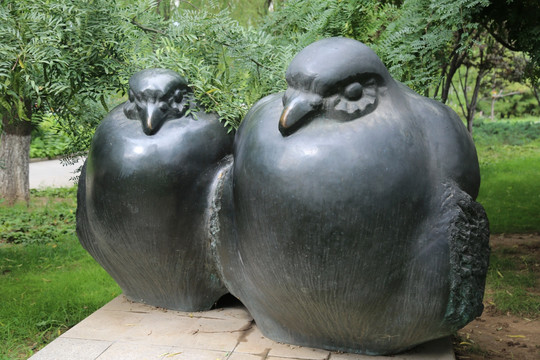铜雕企鹅夫妇雕像像