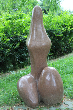 抽象少女石雕像