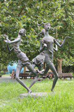 女孩盘腿游游戏铜雕像