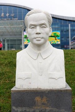桂林国际会展中 陈光雕像 正面