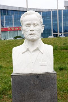 桂林国际会展中 夏衍雕像 正面