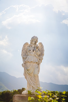 残旧的天使雕像