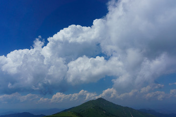 海坨山徒步露营蓝天白云