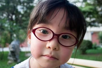戴眼镜的可爱小女孩