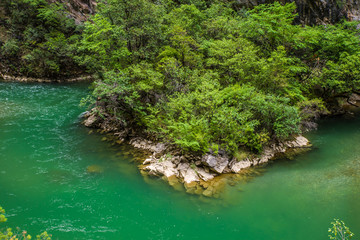 巴拉格宗河流