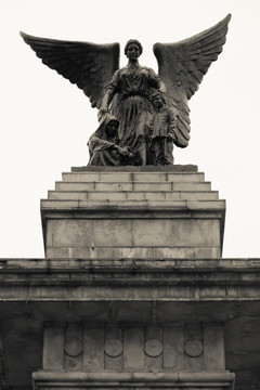 纪念碑天使雕塑