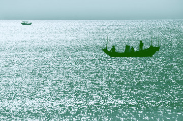 老照片海上渔民