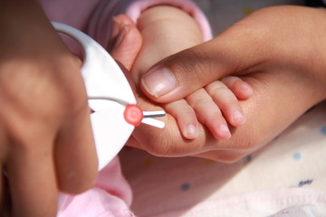 幼儿剪指甲手势