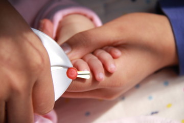 幼儿剪指甲手势特写