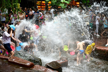 成都黄龙溪 泼水