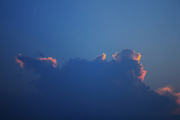 夕阳余晖的云