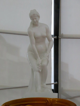 女人体雕塑