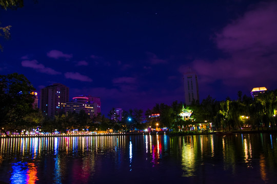 翠湖夜景