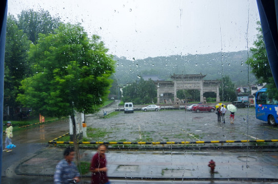 车窗外阴雨