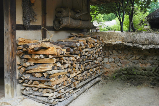 韩国传统农家庭院 柴垛