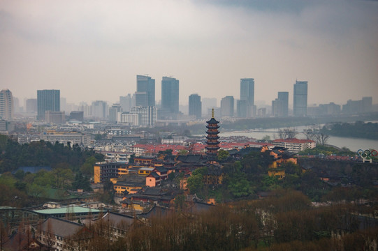 烟雨中的鸡鸣寺