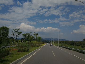 道路 蓝天白云