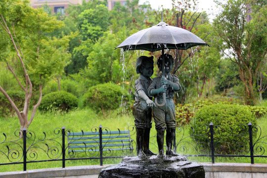 撑雨伞小孩雕塑