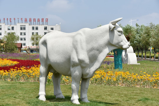 站着的公牛雕塑