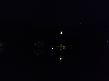 湖畔夜色倒影
