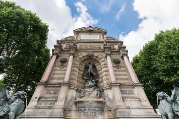 巴黎圣米歇尔广场喷泉雕像