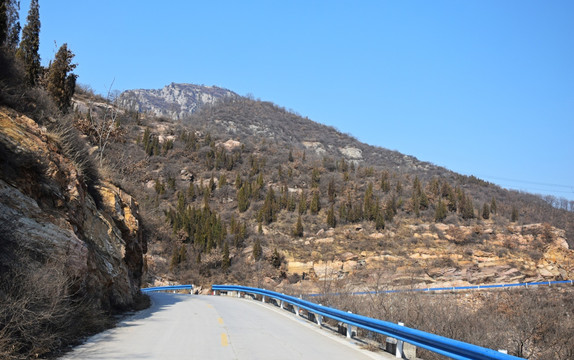 山腰上的盘山道路