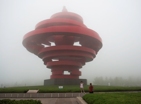 大雾中的五月风雕塑