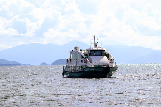 海边船只