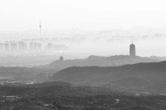 晨雾中的北京城