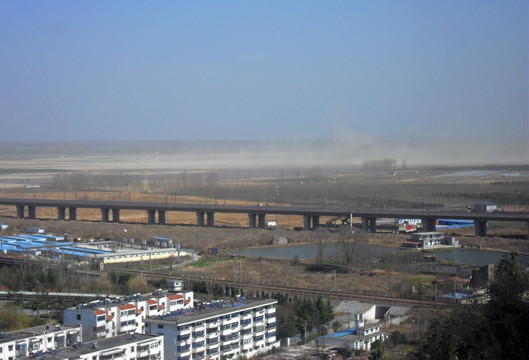 黄河边的道路桥梁