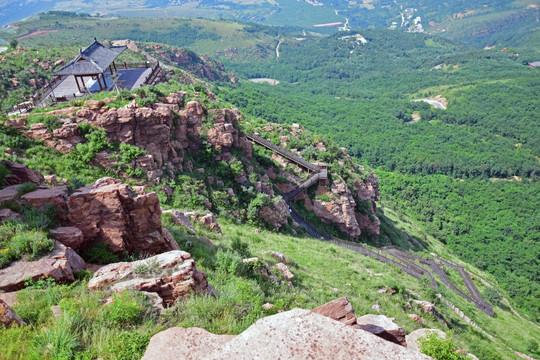 石头山岭上的观景凉亭