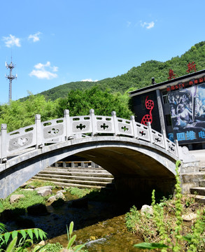 小河上的石拱桥