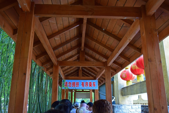 木质候车长廊图片