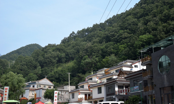 山脚下的乡村建筑