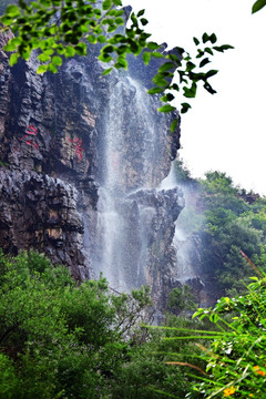 鹰嘴岩飞瀑风景图