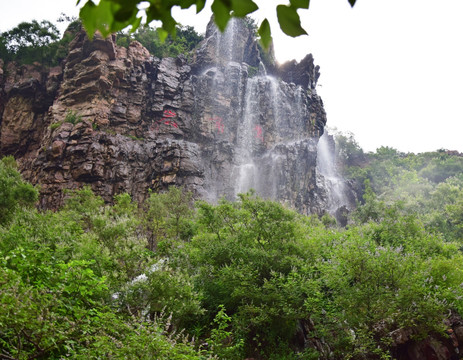 鹰嘴岩瀑布远景