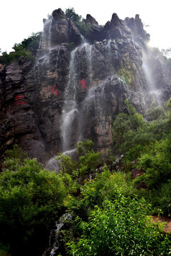 鹰嘴岩飞瀑景观