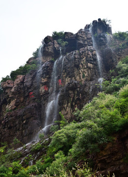 高山流水如帘倒挂