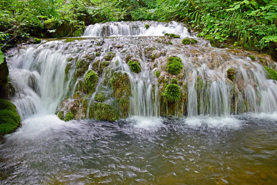 河道里的小瀑布景观